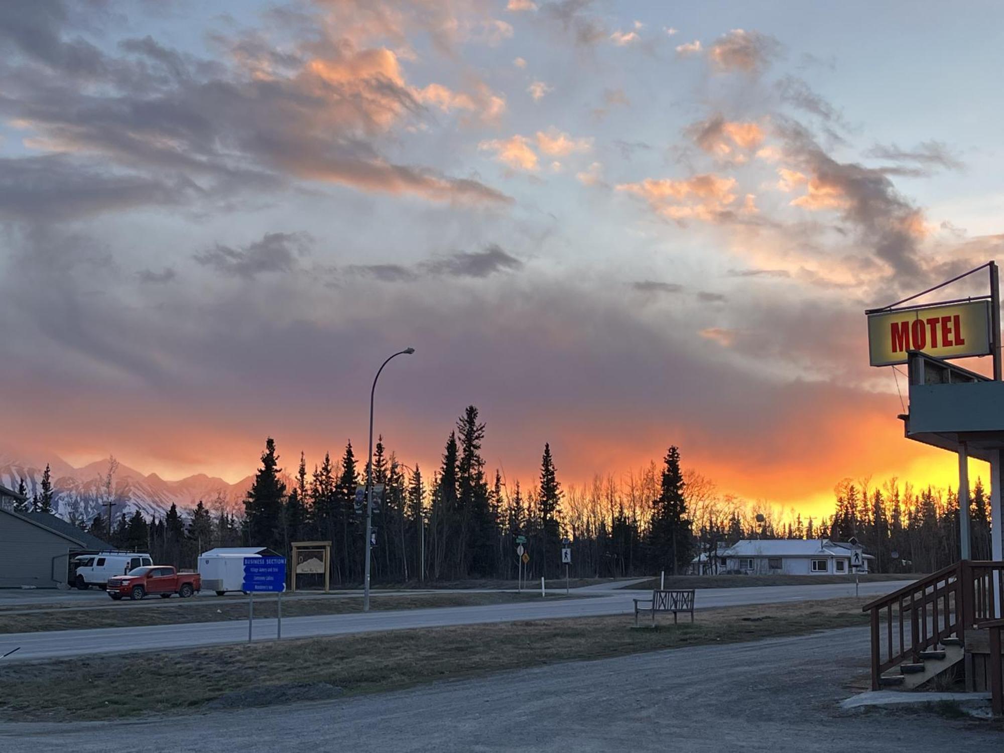 Kluane Park Inn Haines Junction Exterior foto